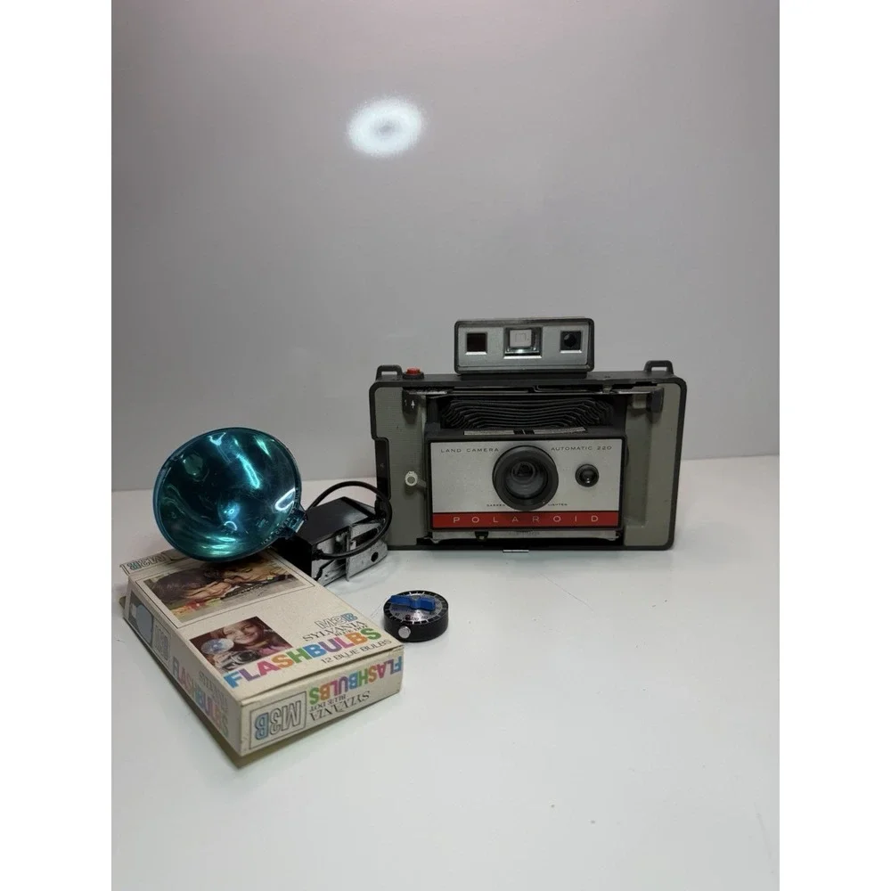Vintage Polaroid Land Camera Automatic 220 w/ Flash,‎ Timer & Flashbulbs